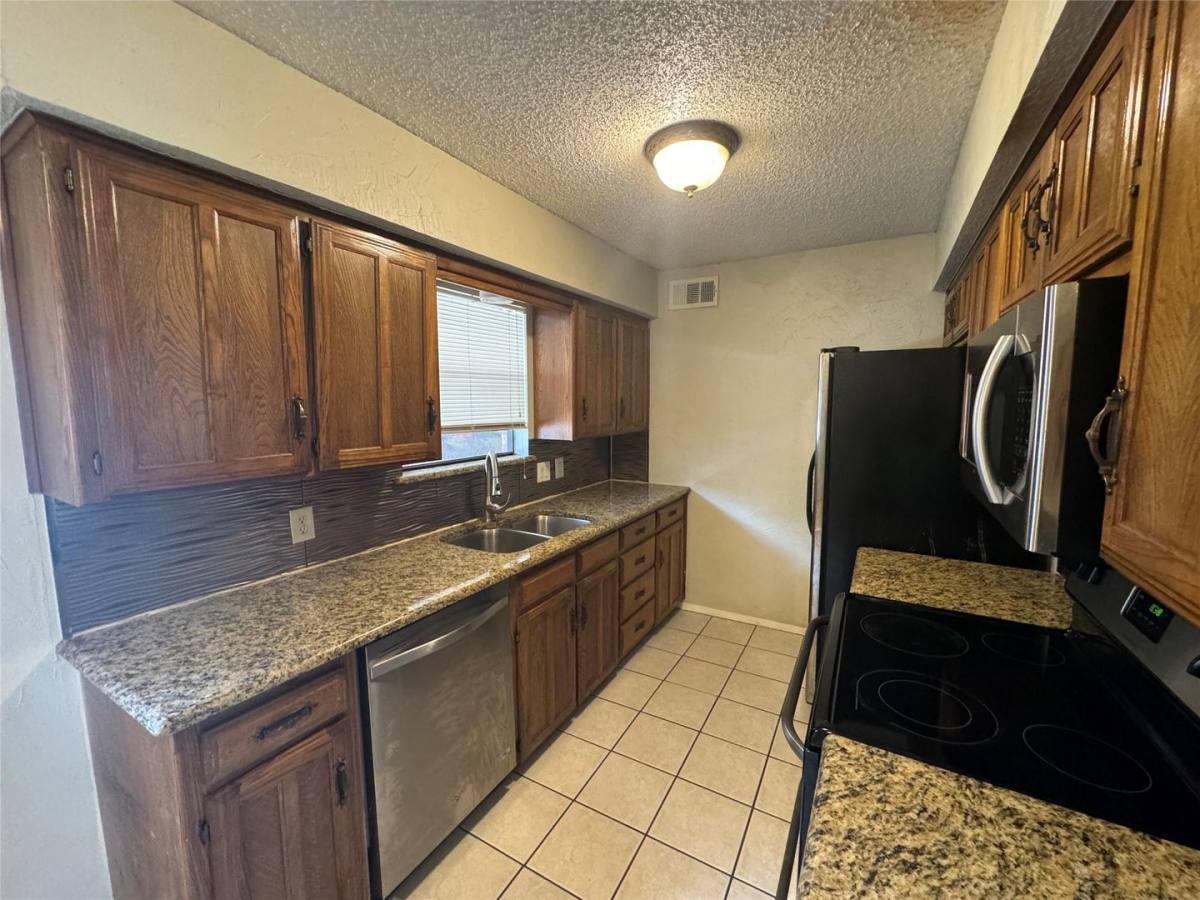 Apartment for rent at 2721 Hurstview Dr, Hurst, TX 76054