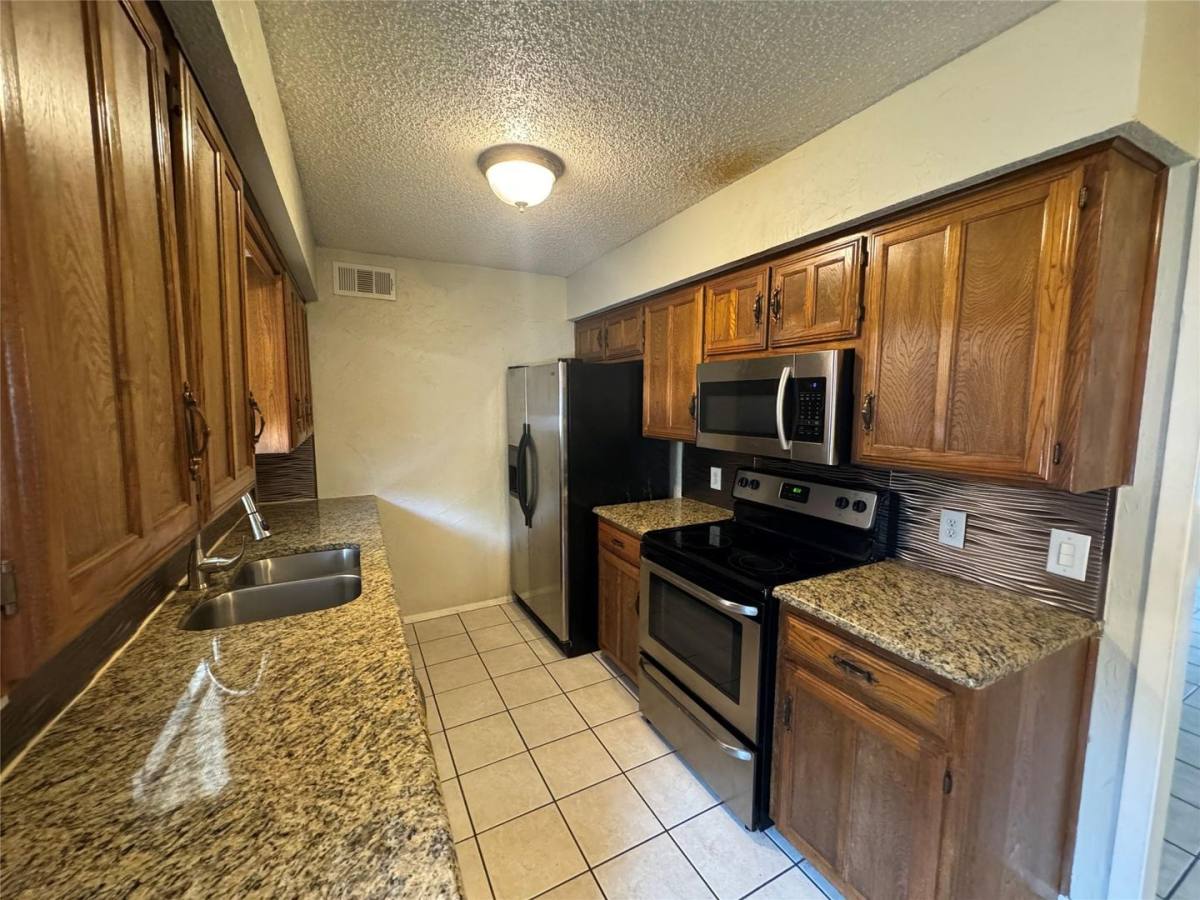 Apartment for rent at 2721 Hurstview Dr, Hurst, TX 76054