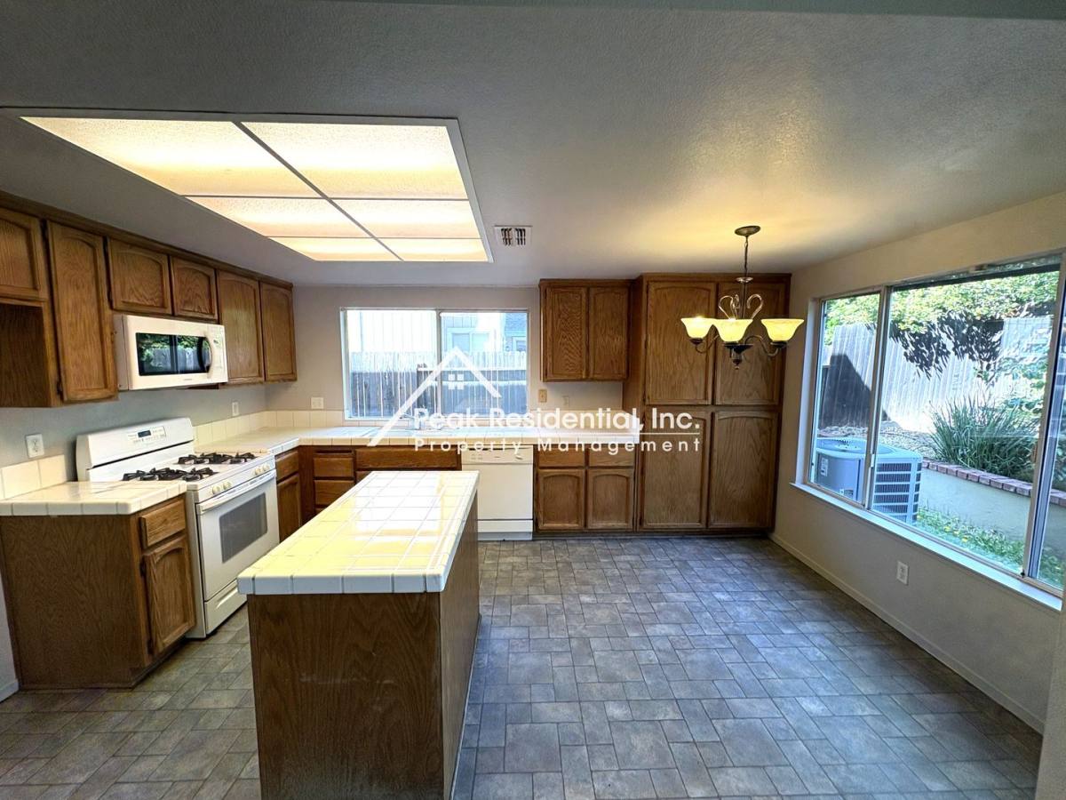 House for rent at 5621 Summit Dr, Rocklin, CA 95765