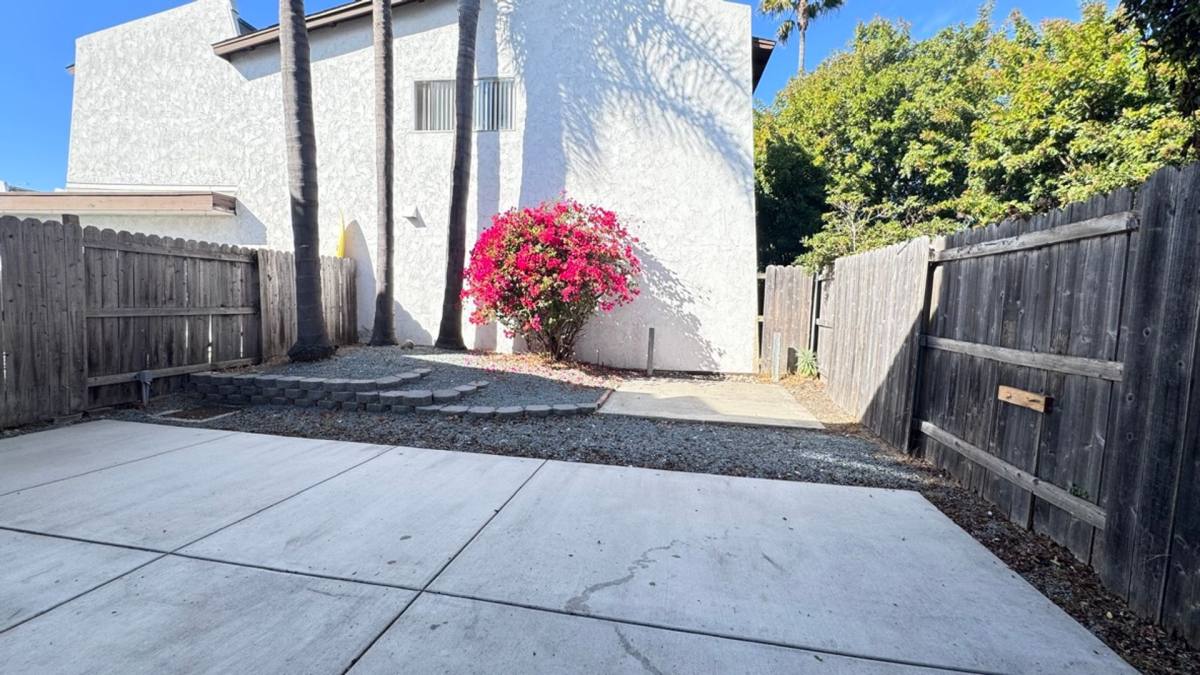 Townhouse for rent at 9847 Genesee Ave, San Diego, CA 92121