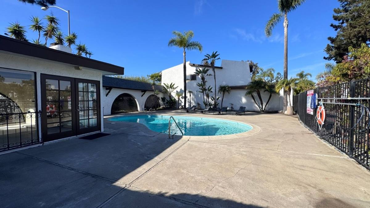 Townhouse for rent at 9847 Genesee Ave, San Diego, CA 92121