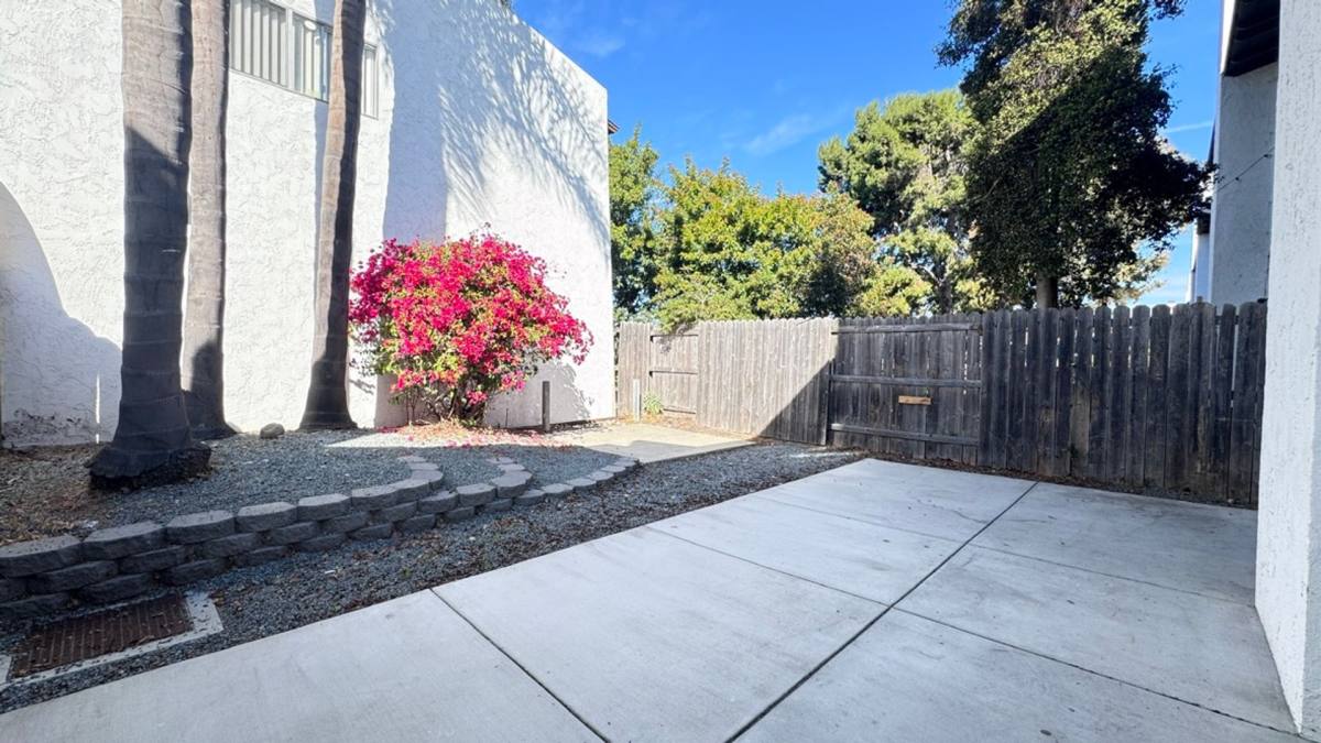 Townhouse for rent at 9847 Genesee Ave, San Diego, CA 92121