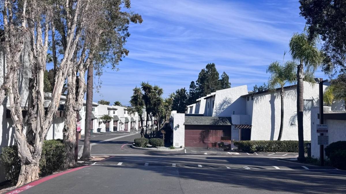 Townhouse for rent at 9847 Genesee Ave, San Diego, CA 92121