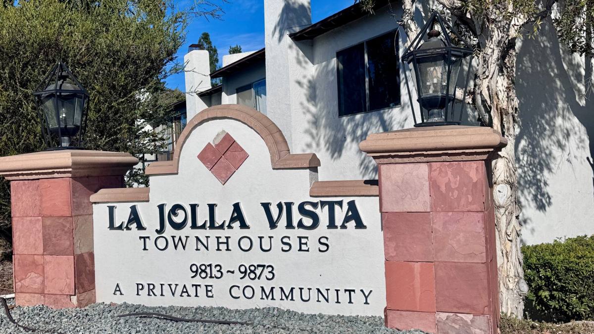 Townhouse for rent at 9847 Genesee Ave, San Diego, CA 92121