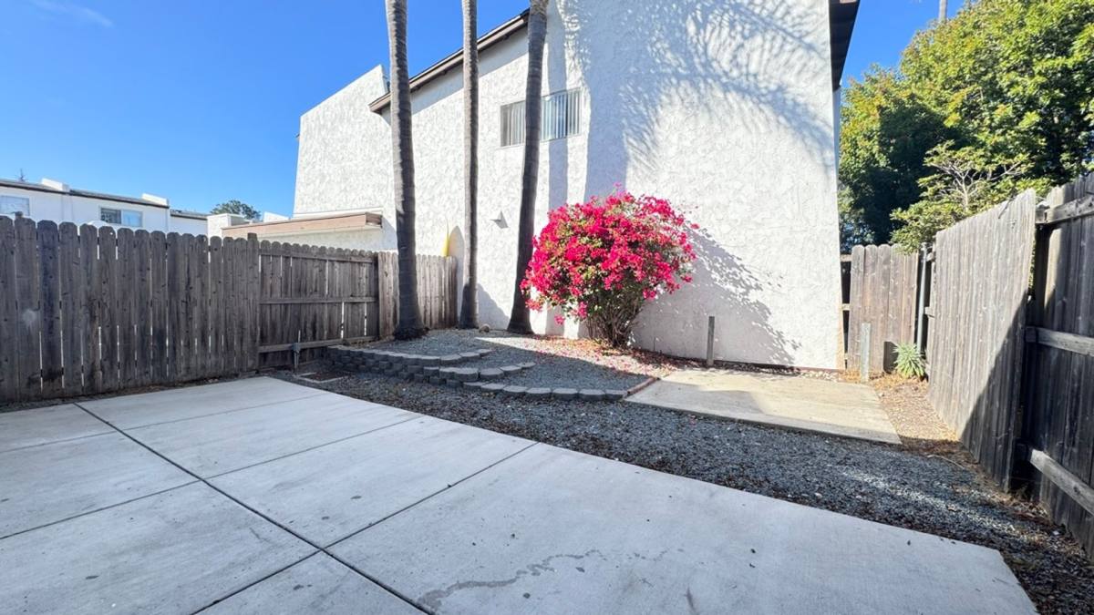 Townhouse for rent at 9847 Genesee Ave, San Diego, CA 92121