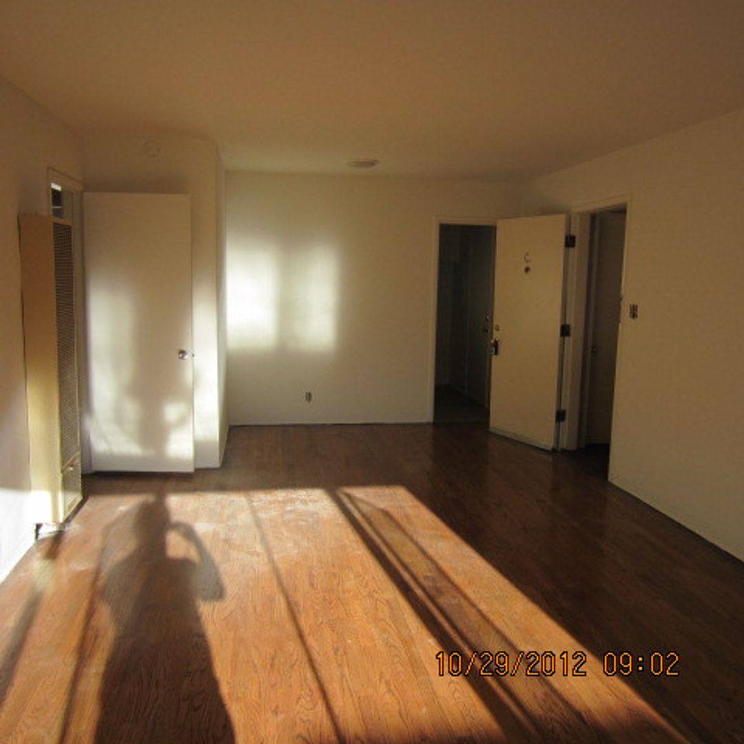 Apartment for rent at 8023-27 Hollywood Blvd, Los Angeles, CA 90046