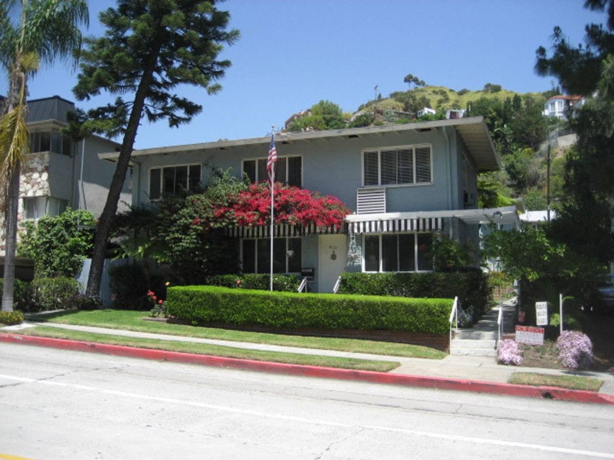 Apartment for rent at 8023-27 Hollywood Blvd, Los Angeles, CA 90046