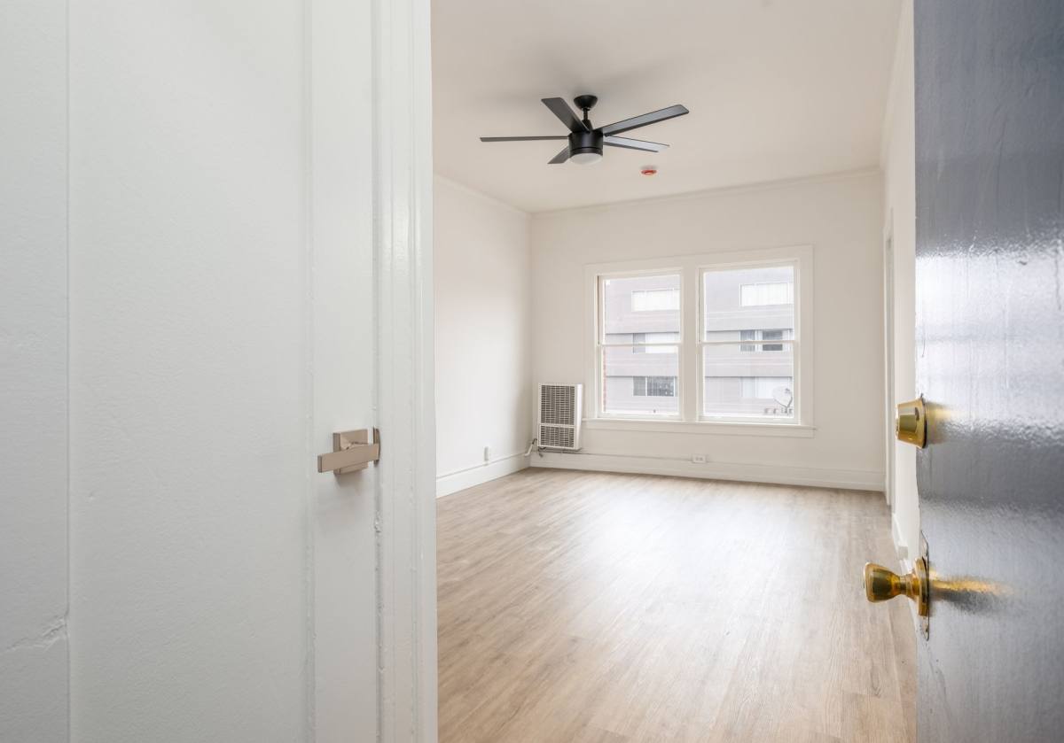Apartment for rent at 523 Westmoreland, Los Angeles, CA 90020