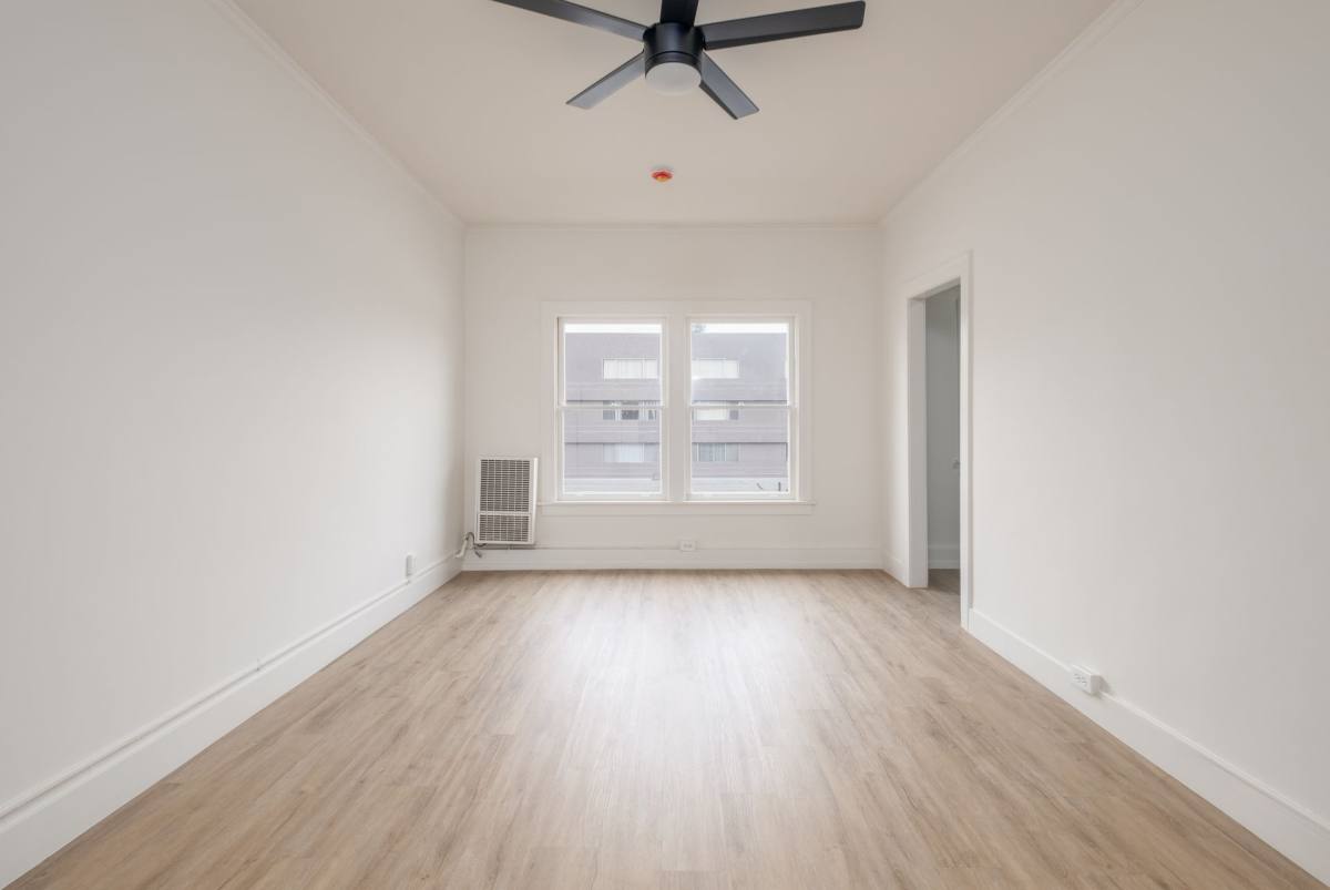 Apartment for rent at 523 Westmoreland, Los Angeles, CA 90020