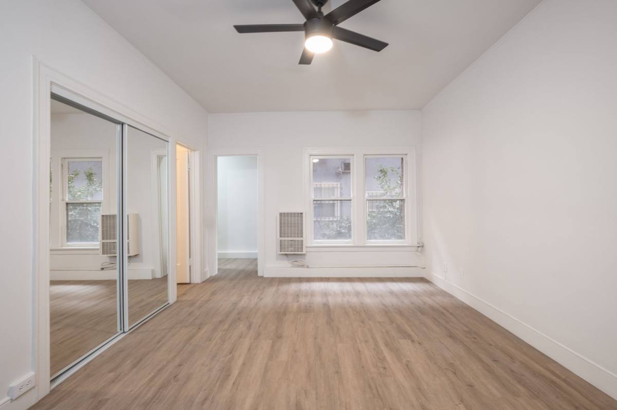 Apartment for rent at 523 Westmoreland, Los Angeles, CA 90020