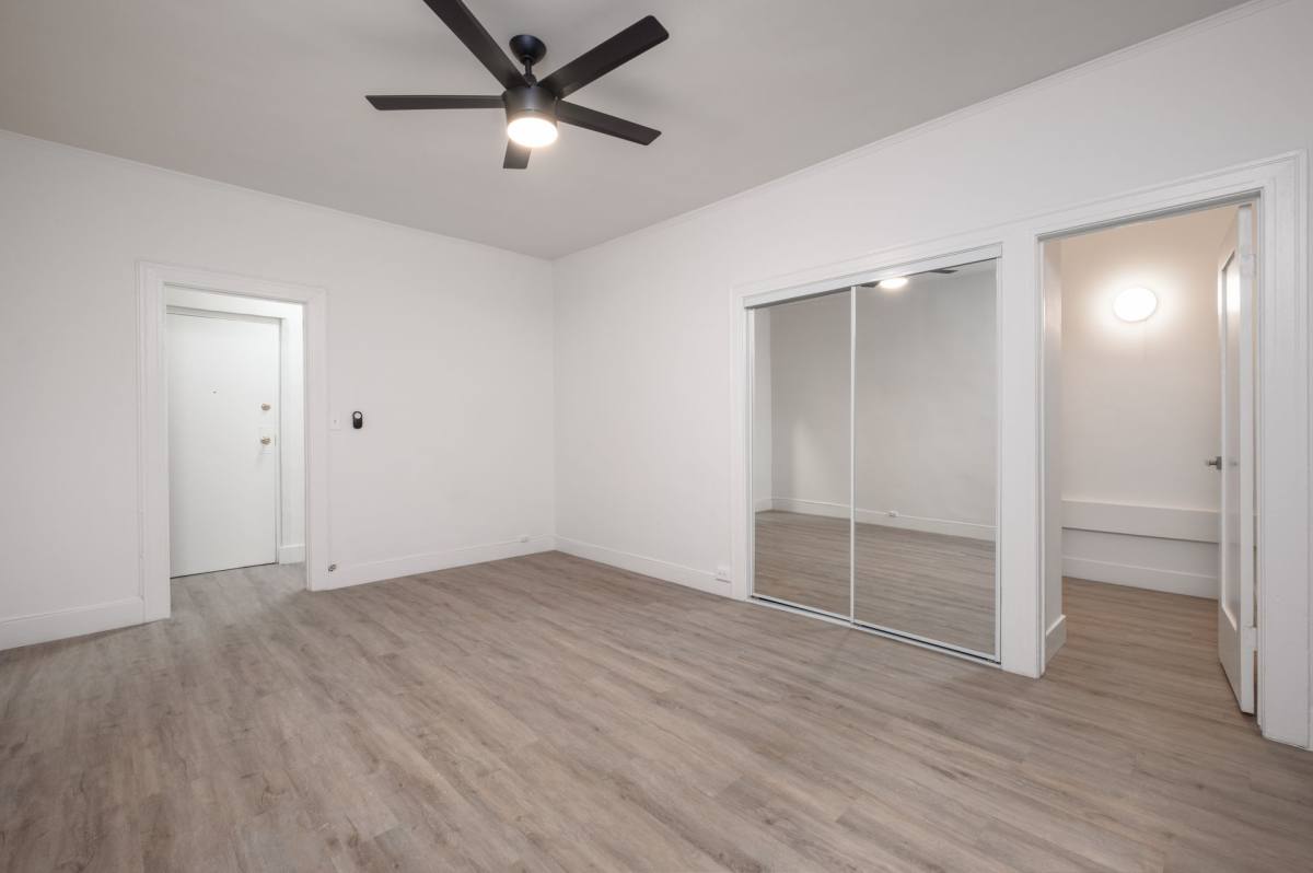 Apartment for rent at 523 Westmoreland, Los Angeles, CA 90020