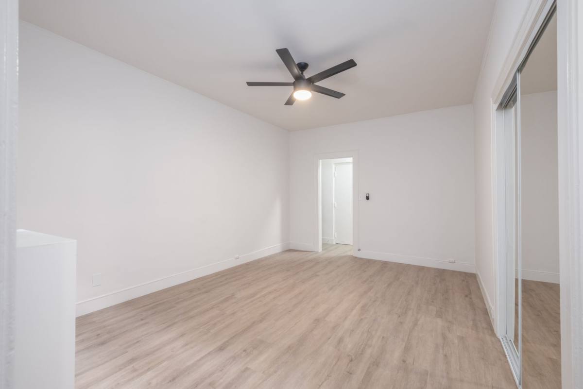 Apartment for rent at 523 Westmoreland, Los Angeles, CA 90020