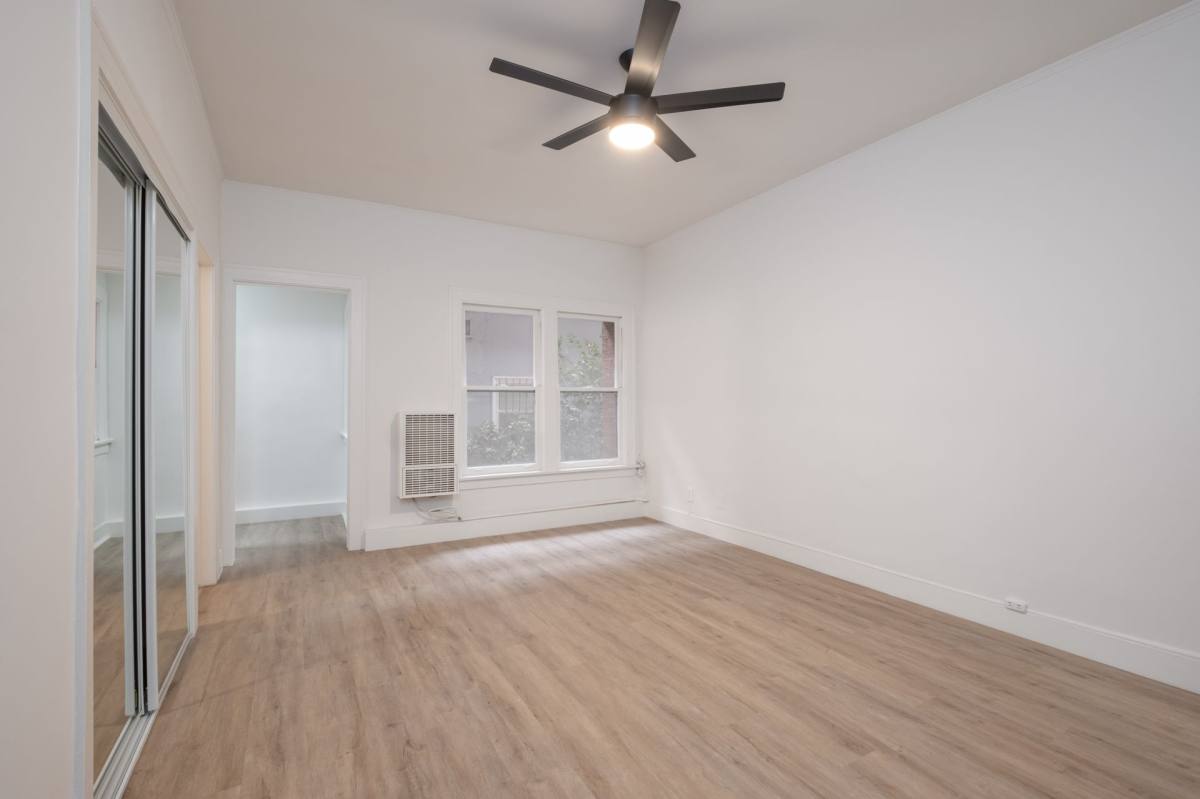 Apartment for rent at 523 Westmoreland, Los Angeles, CA 90020