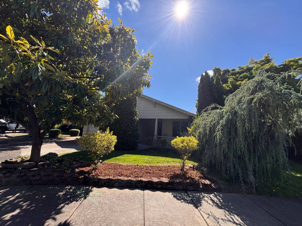House for rent at 3052 Gary Dr, Medford, OR 97504
