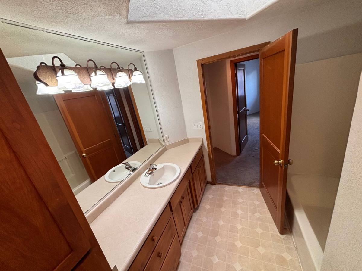 House for rent at 3052 Gary Dr, Medford, OR 97504