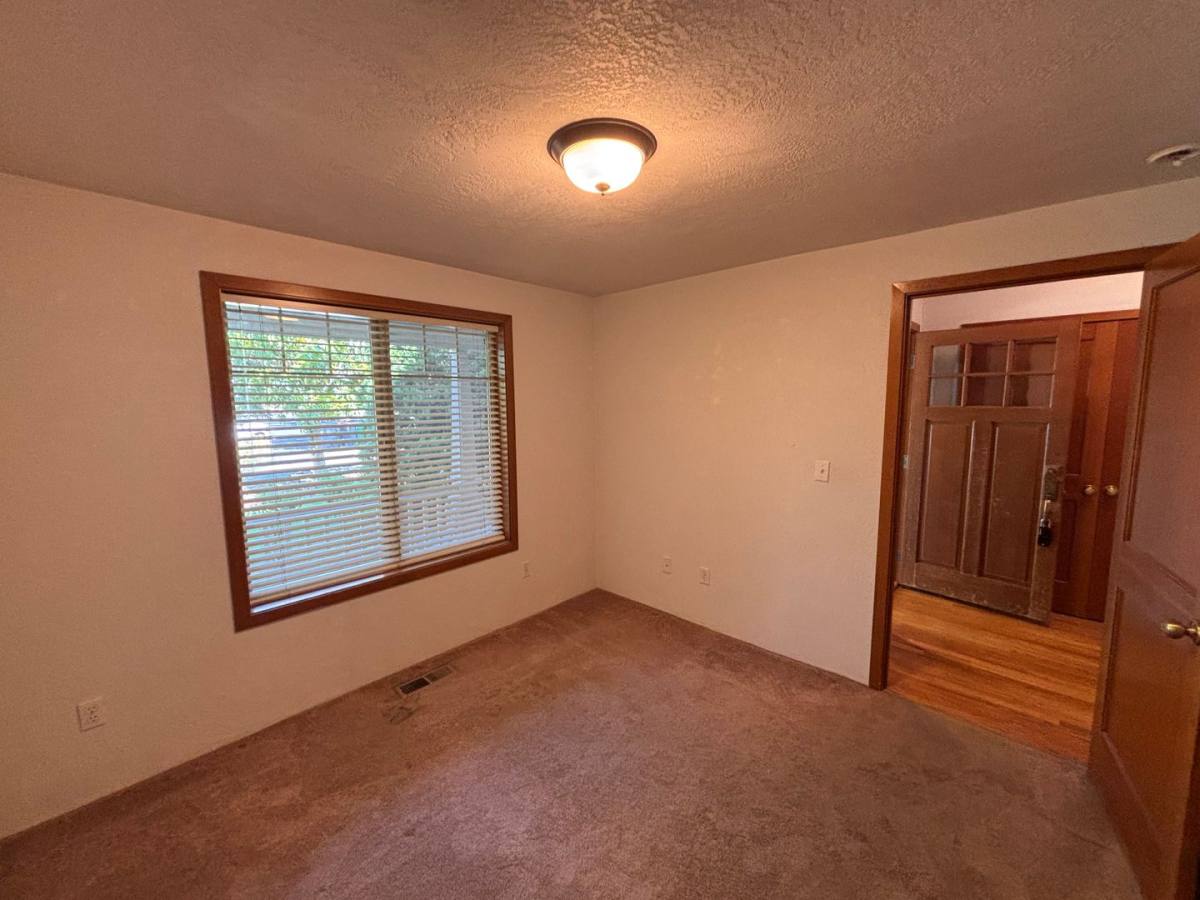 House for rent at 3052 Gary Dr, Medford, OR 97504