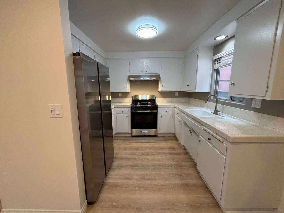 Townhouse for rent at 414 N Columbus Ave, Glendale, CA 91203