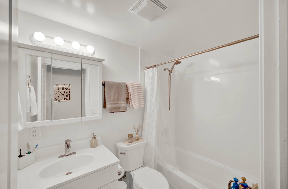 Apartment for rent at 2548 N Burling St, Chicago, IL 60614