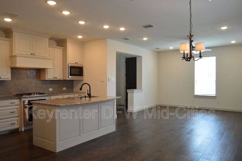 Townhouse for rent at 622 Cobblestone Lane, Irving, TX 75039