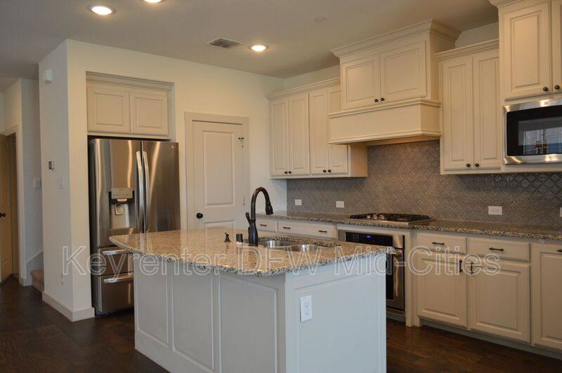 Townhouse for rent at 622 Cobblestone Lane, Irving, TX 75039
