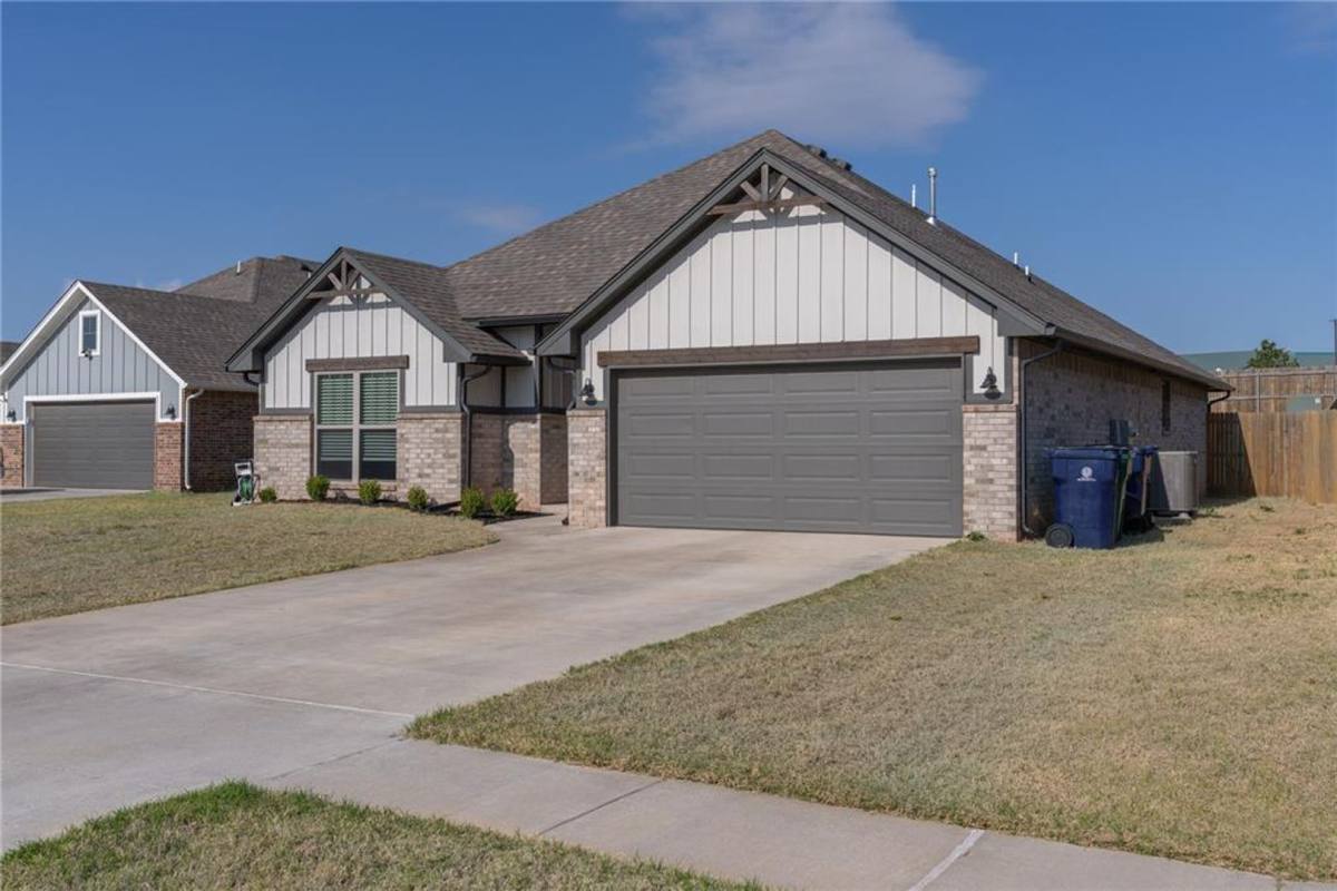 House for rent at 13809 Village Cove, Yukon, OK 73099