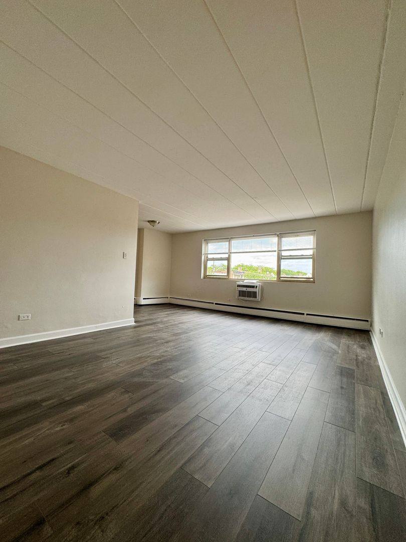 Apartment for rent at 7301 N Ridge, Chicago, IL 60645
