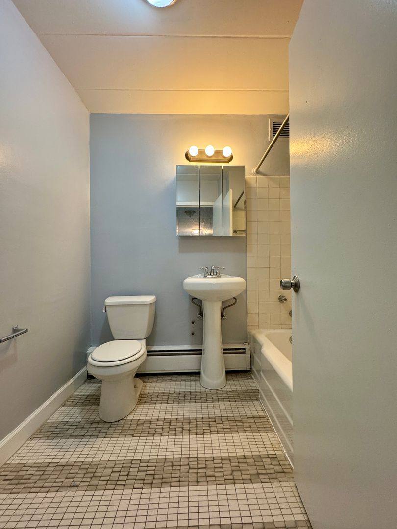 Apartment for rent at 7301 N Ridge, Chicago, IL 60645