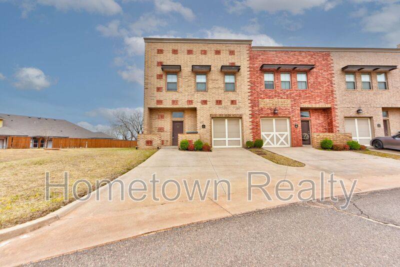 Townhouse for rent at 463 S Fretz Ave, Edmond, OK 73003