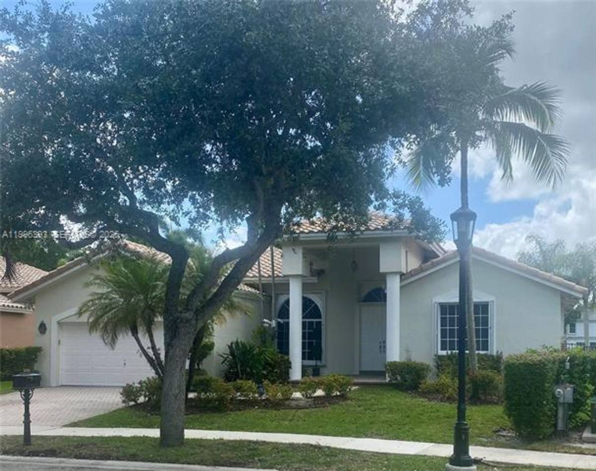House for rent at 3066 Lakewood Circle, Fort Lauderdale, FL 33332