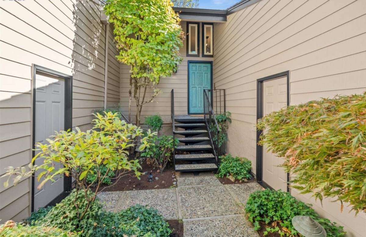 House for rent at 4470 Lakeview Blvd, Lake Oswego, OR 97035