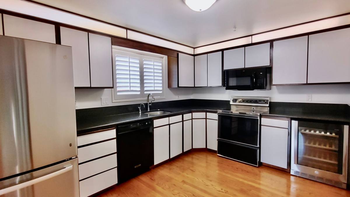 House for rent at 4470 Lakeview Blvd, Lake Oswego, OR 97035