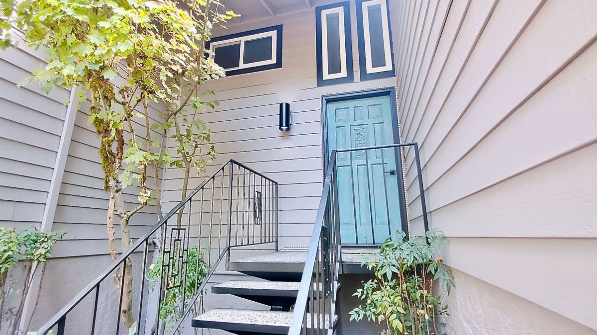 House for rent at 4470 Lakeview Blvd, Lake Oswego, OR 97035