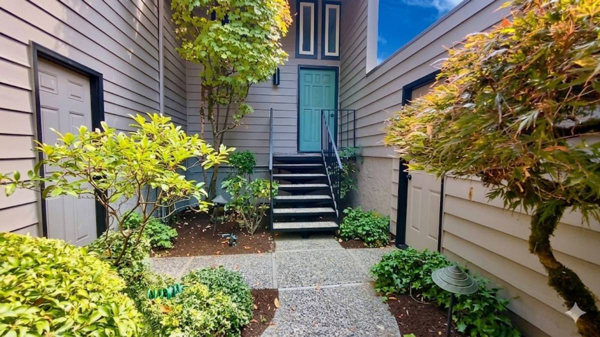 House for rent at 4470 Lakeview Blvd, Lake Oswego, OR 97035