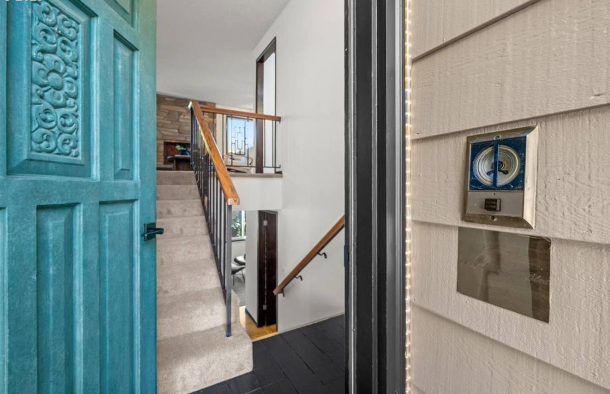 House for rent at 4470 Lakeview Blvd, Lake Oswego, OR 97035