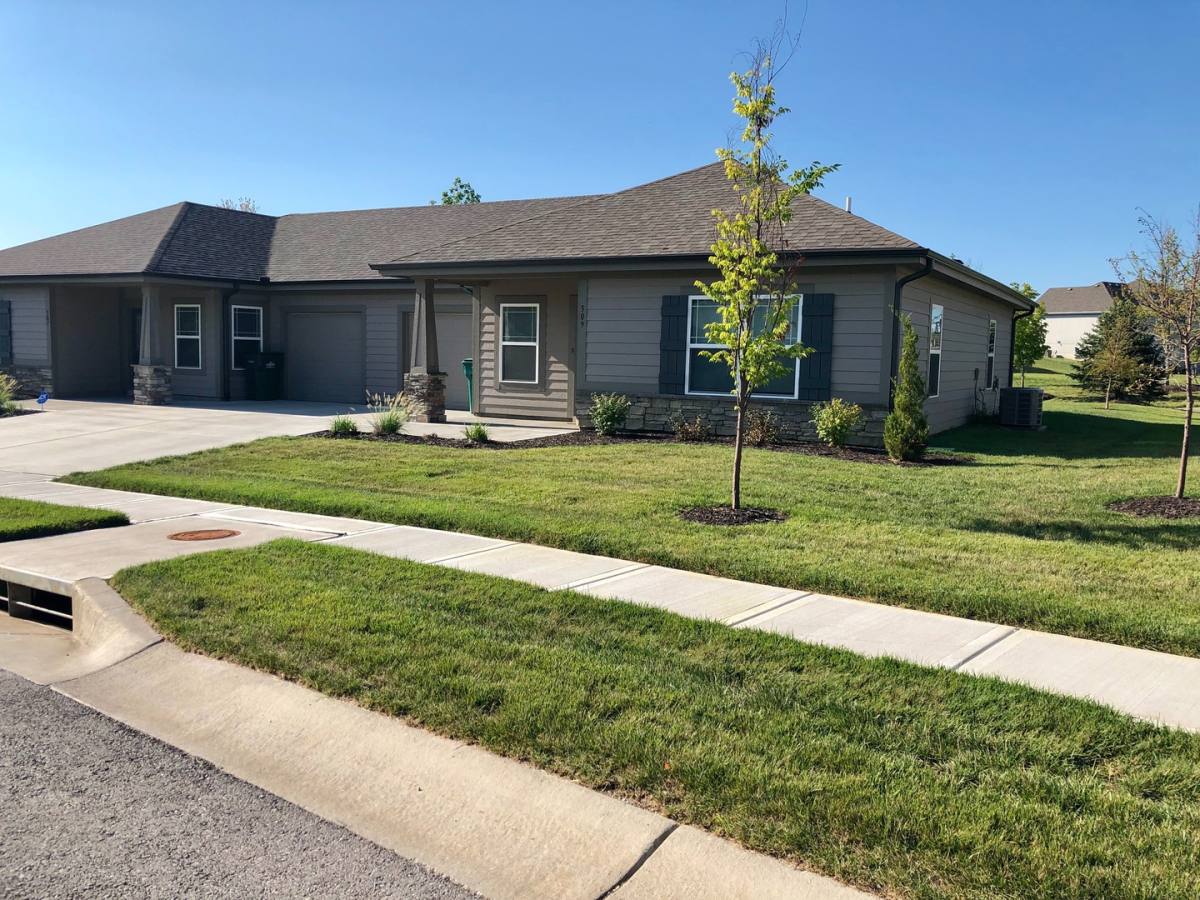Townhouse for rent at 509 SE Maple Dr, Blue Springs, MO 64014