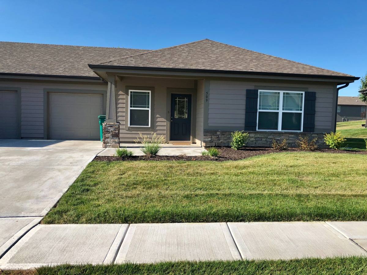 Townhouse for rent at 509 SE Maple Dr, Blue Springs, MO 64014