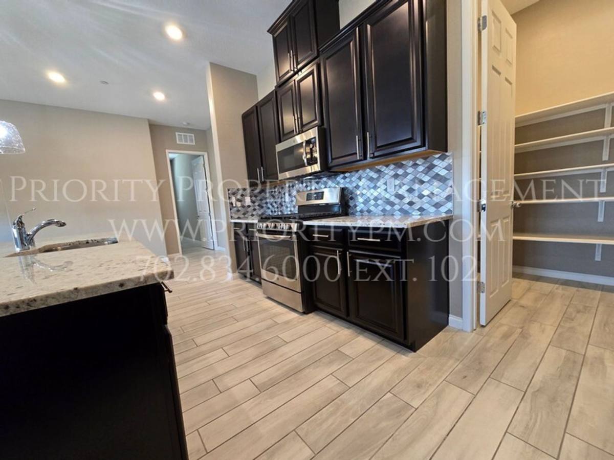 Townhouse for rent at 738 Purple Knoll Walk, Henderson, NV 89011
