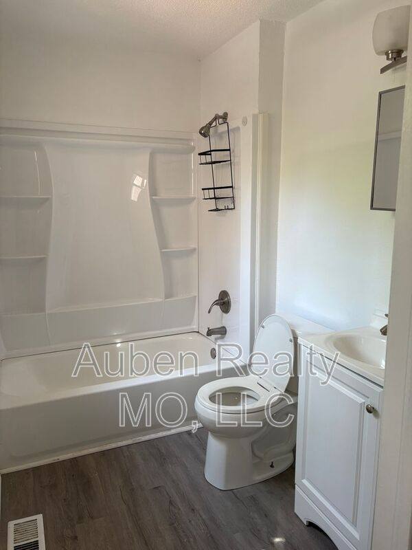 Apartment for rent at 507 Henrie St #2, Excelsior Springs, MO 64024