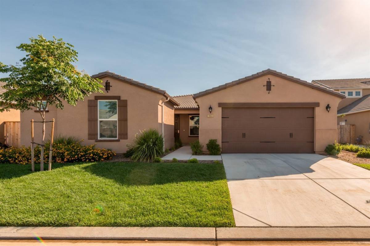 House for rent at 1843 N Whitehorse Lane, Clovis, CA 93619