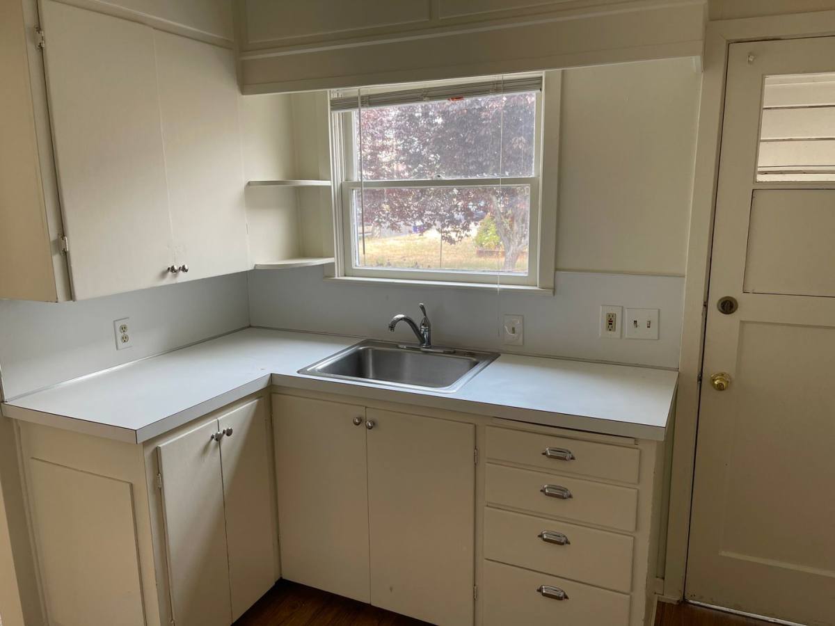 House for rent at 655 W Fairhaven St, Roseburg, OR 97471