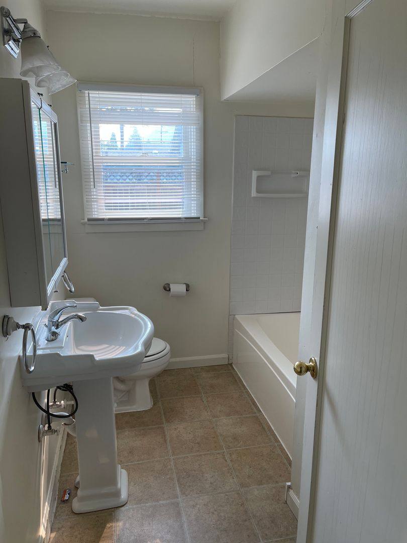 House for rent at 655 W Fairhaven St, Roseburg, OR 97471