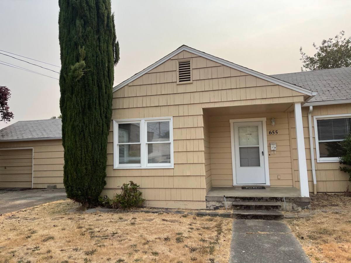 House for rent at 655 W Fairhaven St, Roseburg, OR 97471