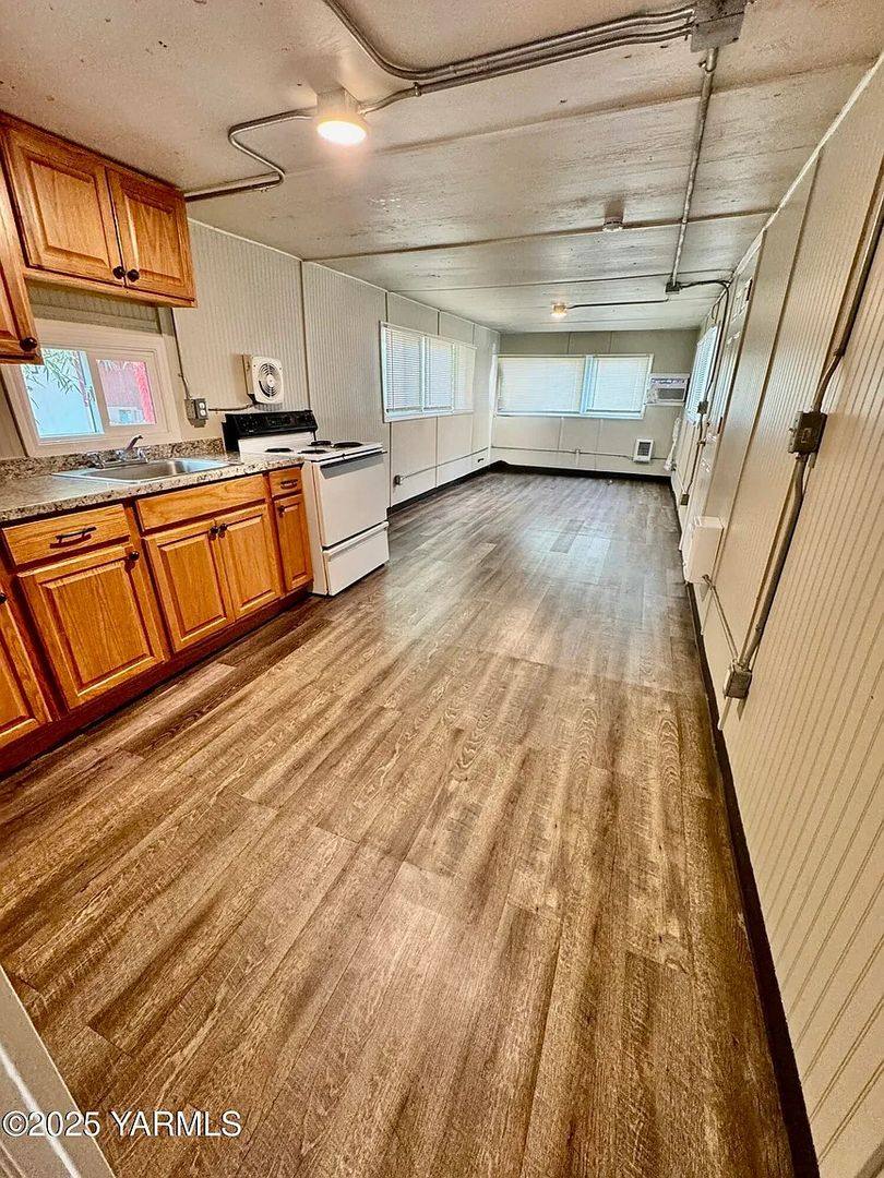 Apartment for rent at 102 E California St, Yakima, WA 98903