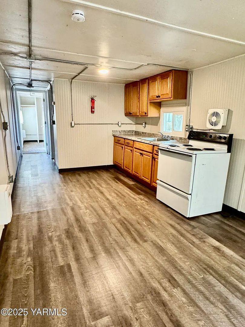 Apartment for rent at 102 E California St, Yakima, WA 98903