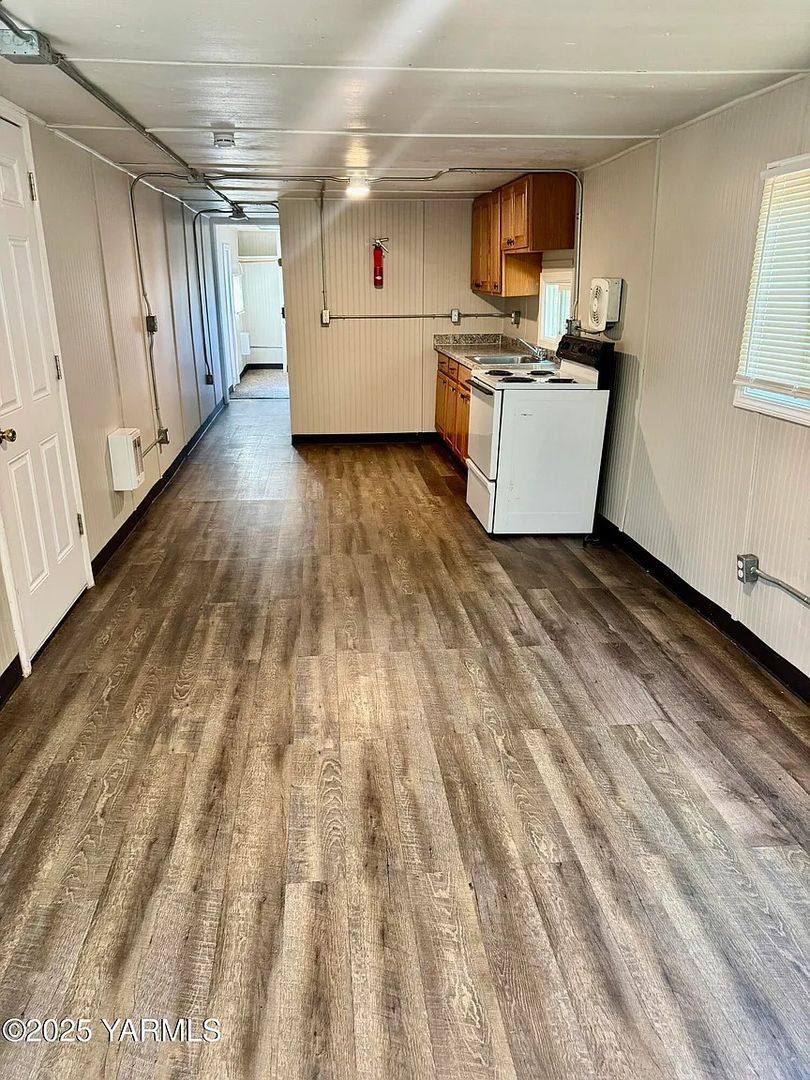 Apartment for rent at 102 E California St, Yakima, WA 98903