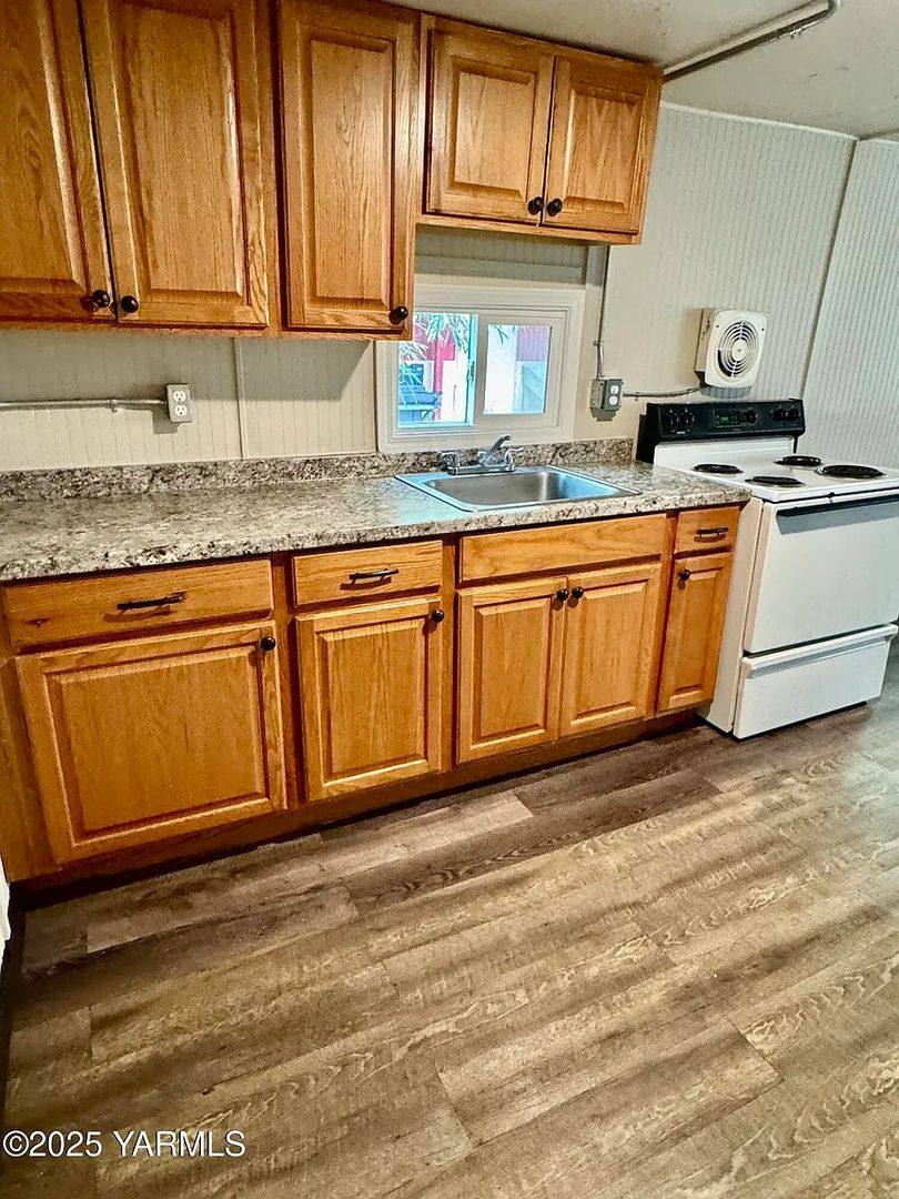 Apartment for rent at 102 E California St, Yakima, WA 98903