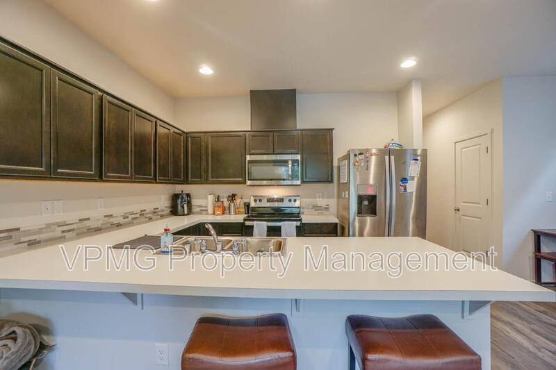 Townhouse for rent at 2023 NE Four Seasons Lane, Vancouver, WA 98684