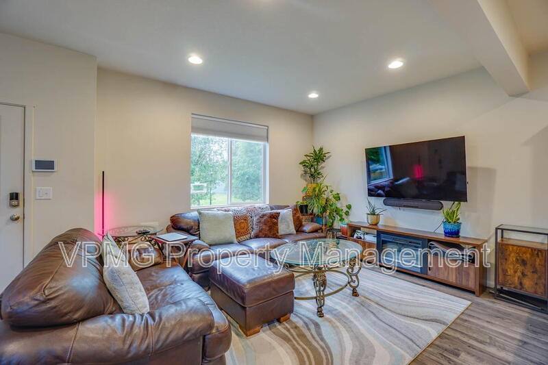 Townhouse for rent at 2023 NE Four Seasons Lane, Vancouver, WA 98684