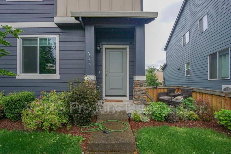 Townhouse for rent at 2023 NE Four Seasons Lane, Vancouver, WA 98684