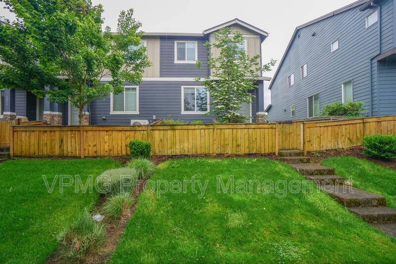 Townhouse for rent at 2023 NE Four Seasons Lane, Vancouver, WA 98684